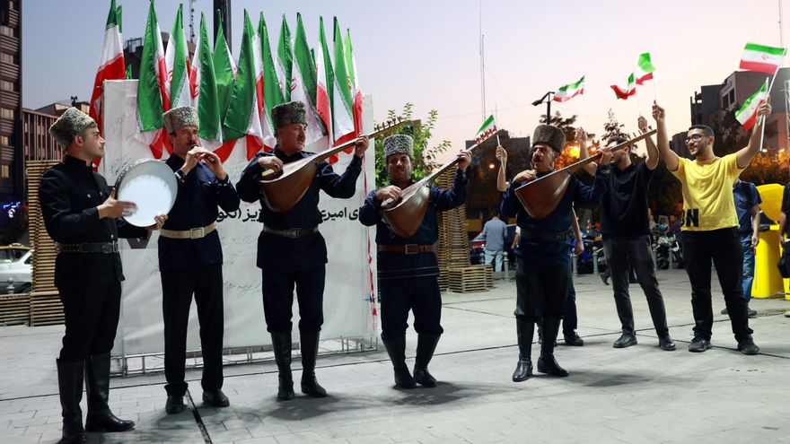 Miembros de una banda de música tradicional actúan en solidaridad con el pueblo iraní en la plaza Hafte-Tir, en el centro de Teherán, Irán, 23 de junio de 2025.