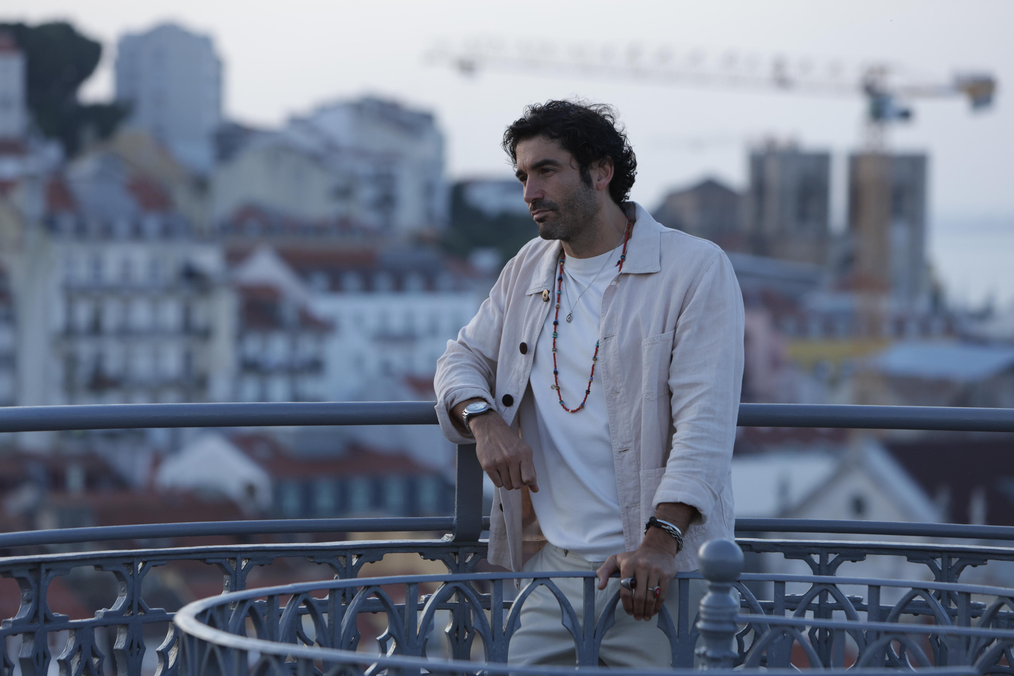 Disney+ lanza las primeras imágenes y anuncia el reparto de su nueva serie: parece 'Solo asesinatos en el edificio', pero no