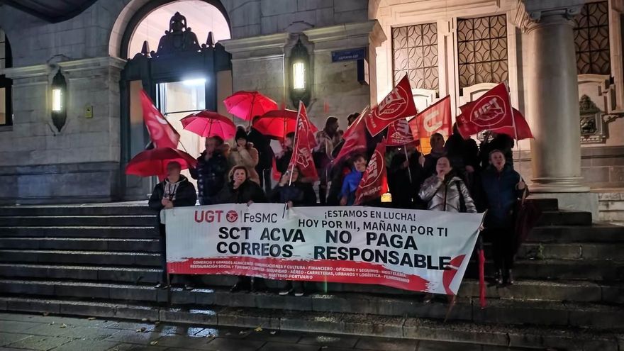 Concentración en Santander de la plantilla del servicio de limpieza de Correos