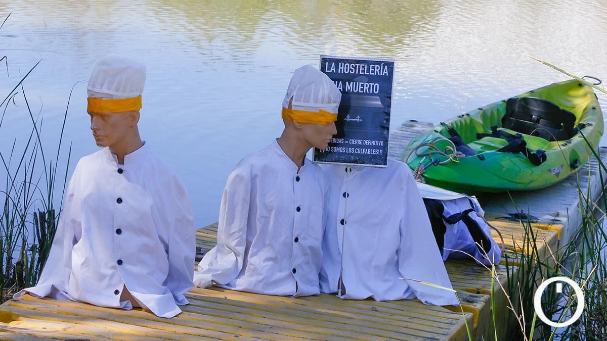 Hostecor organiza una marcha reivindicativa con coches y una acción navegable en el río para pedir ayudas