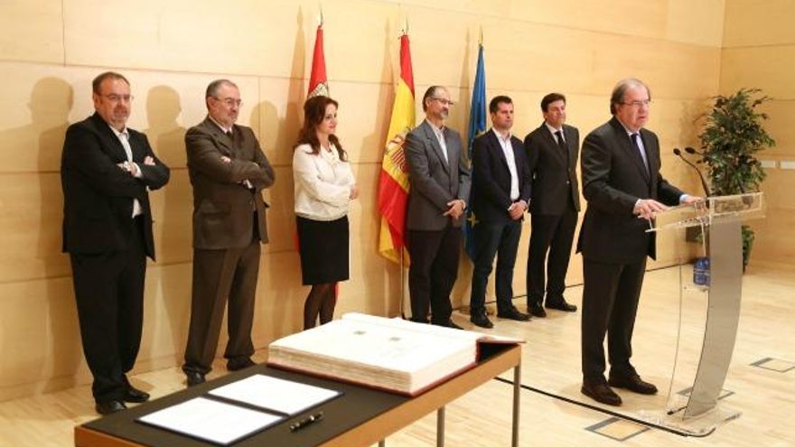 Eduardo Margareto / ICAL La presidenta de las Cortes, Silvia Clemente, y el presidente de la Junta, Juan Vicente Herrera, presentan, junto a los autores del texto y los grupos políticos adheridos al documento, el pronunciamiento 'Por el futuro de todos'