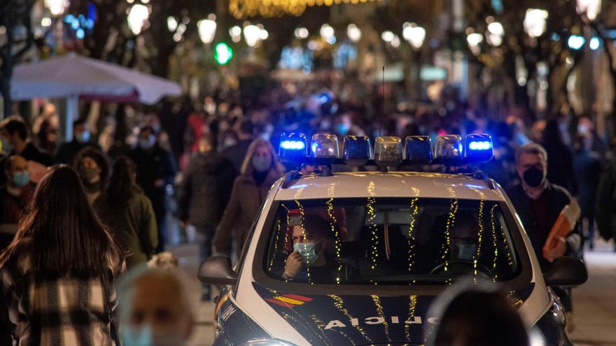 Un coche de la Policía Nacional circula por la céntrica calle del Paseo de Ourense. EFE/ Brais Lorenzo/Archivo
