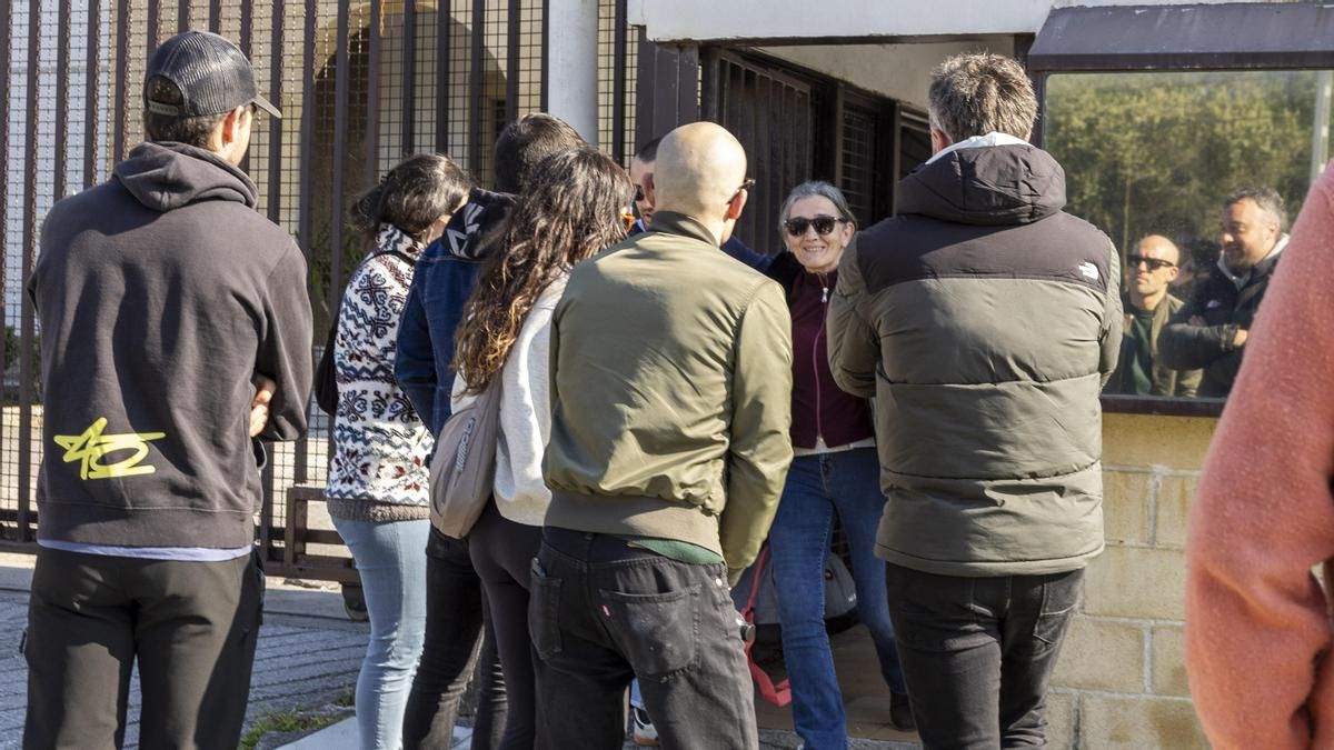 La exdirigente de ETA 'Anboto' sale de prisión tras la flexibilización de su condena rodeada de decenas de personas