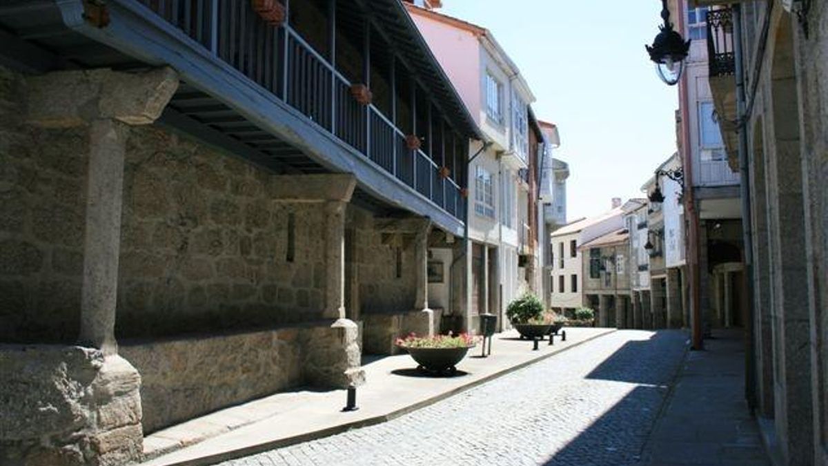 Pasear por las calles de Chantada es sumergirse en una atmósfera de calma donde el tiempo parece detenerse para apreciar los pequeños detalles de la arquitectura civil