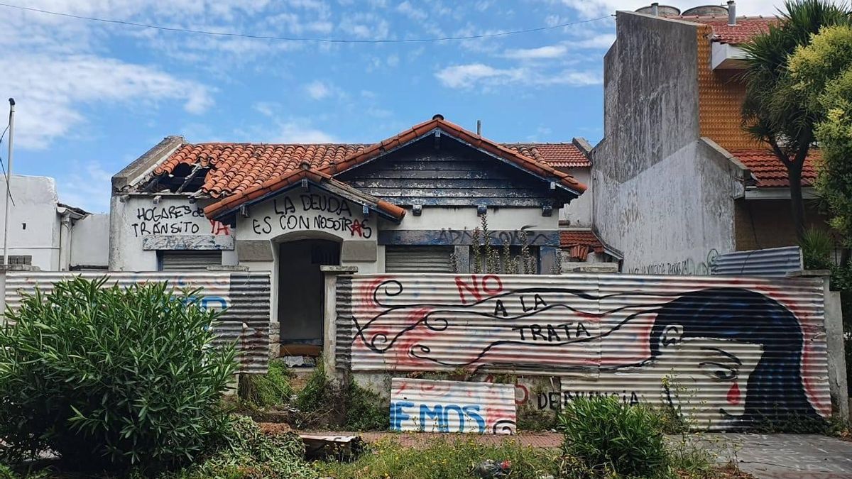 La "Casita Azul", un prostíbulo expropiado en el barrio La Perla de Mar del Plata gracias al trabajo de la Mesa Interinstitucional contra la Trata.