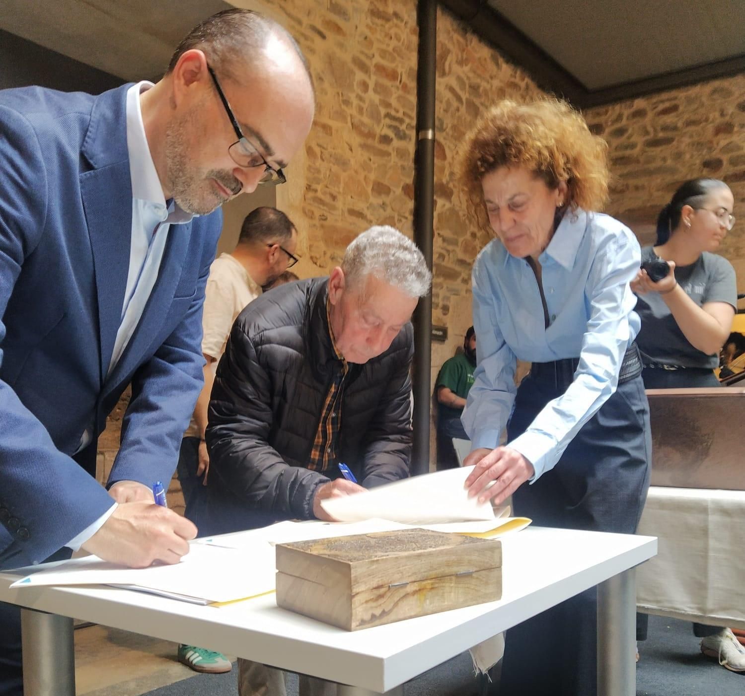 Firma de entrega de los restos de Manuel Girón por el Ayuntamiento de Ponferrada