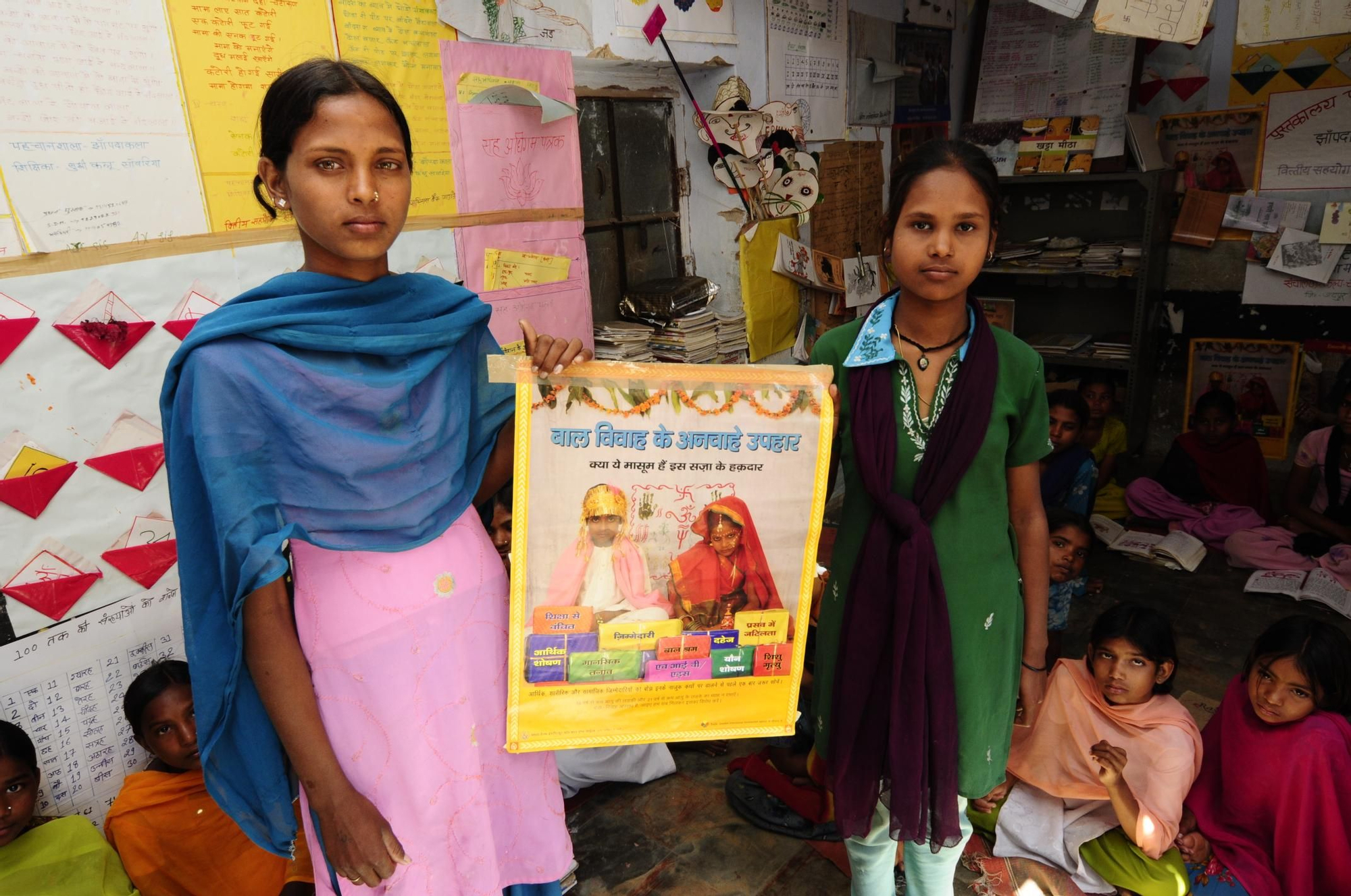 Estudiantes de una escuela del Rajastán muestran el cartel de una campaña contra los matrimonios infantiles./ Zigor Aldama