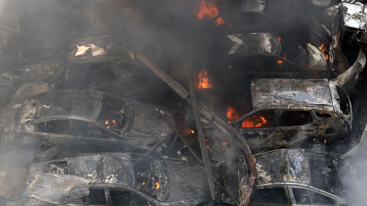 Autos quemados en el lugar de un ataque aéreo israelí en el barrio de Corniche el-Mazraa de Beirut, Líbano, el 8 de abril de 2026.