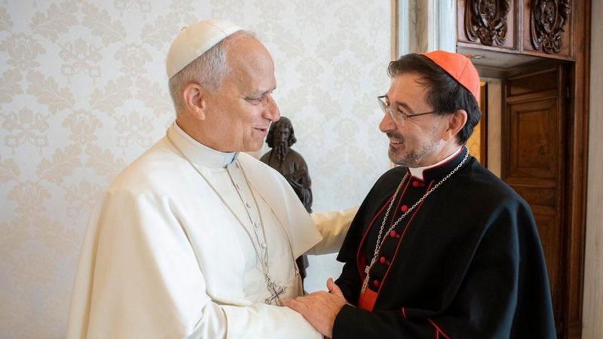 El Papa León XIV con el cardenal José Cobo durante una audiencia privada en el Vaticano.