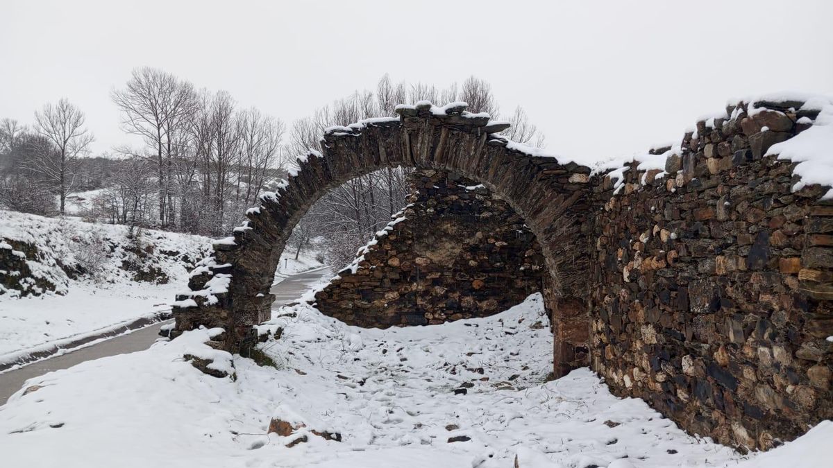 Restos nevados de la ermita del Carmen, de Molinaferrera (Lucillo), cerca del Camino de Santiago.