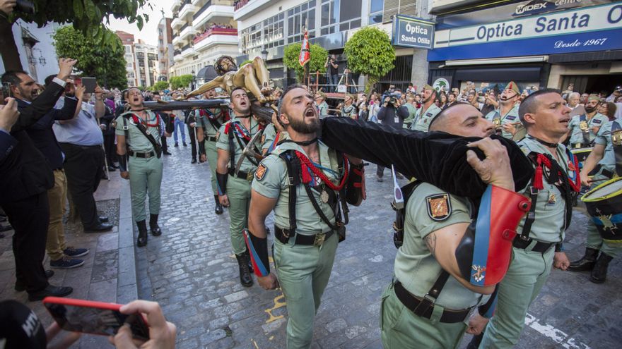 La legión desembarca por primera vez en Huelva para procesionar con el Cristo de la Vera Cruz en 2019.