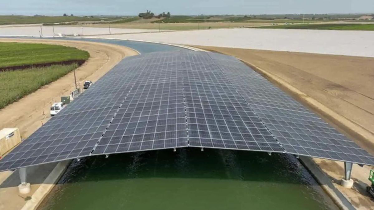 Un proyecto pionero convierte los canales de California en plantas solares que producen electricidad y frenan la evaporación
