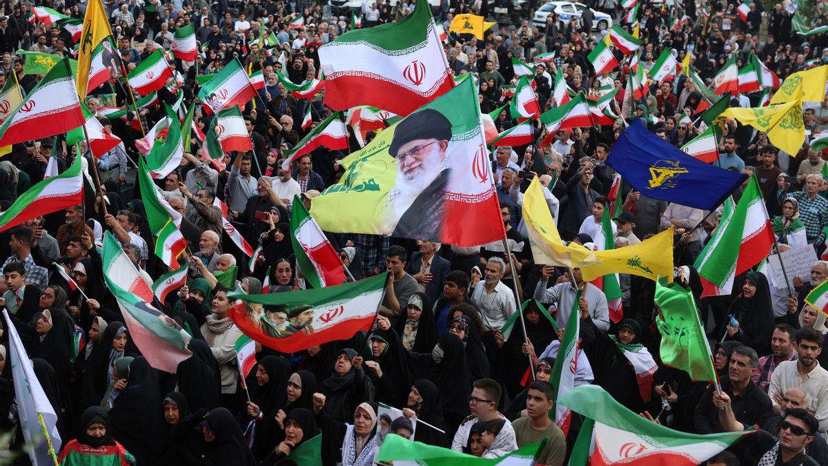 Manifestantes en Irán muestran su apoyo al nuevo líder supremo, Mojtaba Jamenei y portan pancartas con la imagen del asesinado Ali Jamenei el 29 de abril.