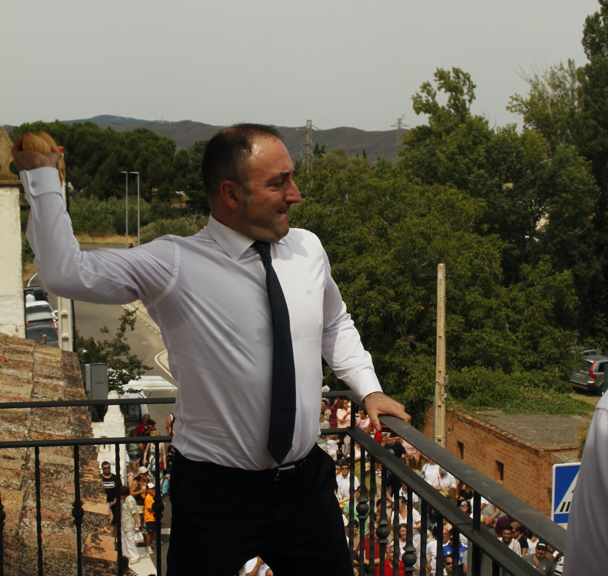 Los panes y los quesos vuelan desde la ermita de Quel para cumplir con una tradición de más de 500 años