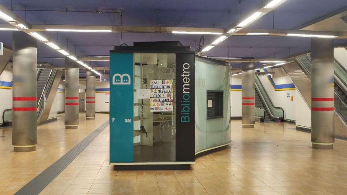 Bibliotecas fantasma bajo el suelo de Madrid: el proyecto Bibliometro sobrevive solo en la mitad de estaciones