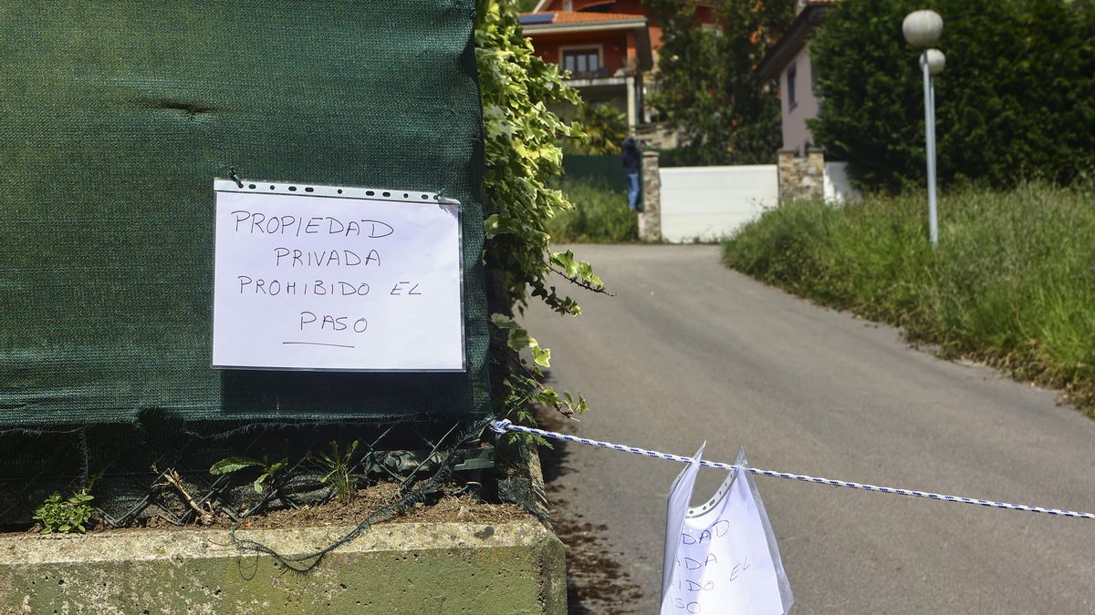 Cartel que impide el paso a la vivienda familiar donde durante cuatro años permanecieron encerrados los menores.