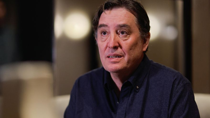 García Montero, director del Cervantes, critica que la RAE esté en manos de un "experto en llevar negocios desde su despacho"