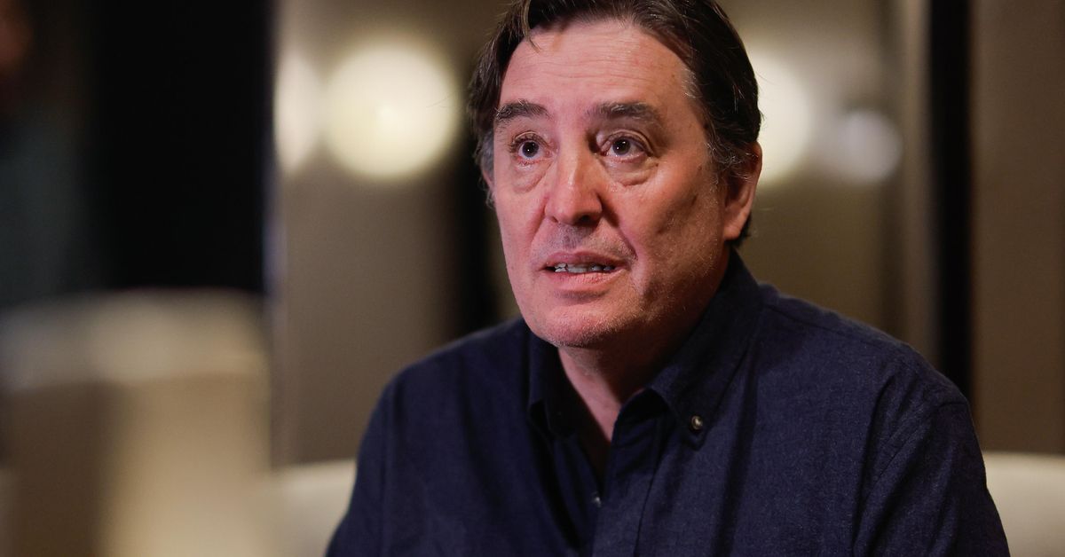 García Montero, director del Cervantes, critica que la RAE esté en manos de un “experto en llevar negocios desde su despacho”