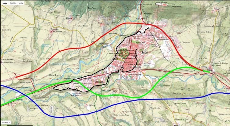 Arriba, en rojo, la Variante Norte (Opción Nº 1 del Estudio Informativo de 2001. • En medio, en verde, la Opción Sur (Nº 2 del E.I. de 2001), que era inexplicablemente torpe: cortaba dos veces el ferrocarril, así como las dos cornisas (Gas y Aragón), destrozando el Llano de la Victoria (entonces no edificado), para seguir hacia el oeste arrasando la carretera N-240 y la vega del Aragón hasta Santa Cilia. Arramblaba también con decenas de viviendas y construcciones. Dado que no tenía el mismo final que las otras opciones, no pudo ser comparado con ellas. • Abajo, en azul, propuesta actual de trazado de la Variante por el sur (Solución Sur). El itinerario Huesca-Pamplona sería 1,1 Km más corto.