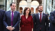 Casado (a la derecha), este lunes, junto a la presidenta de la Comunidad de Madrid, Isabel Díaz Ayuso, y el vicepresidente, Ignacio Aguado, de Ciudadanos.