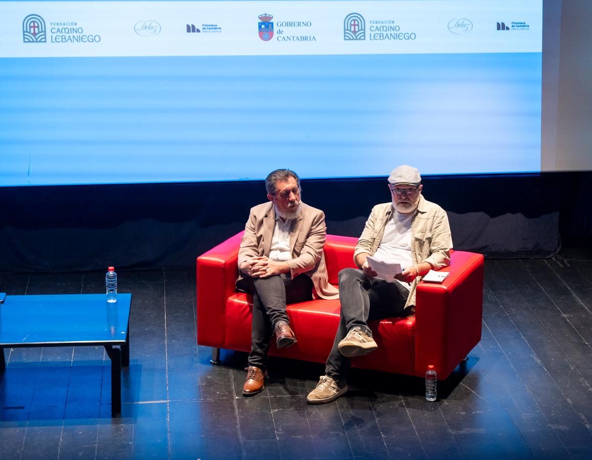 Paco Gómez Nadal se dirige el público durante su intervención inicial.