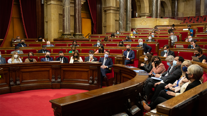 Vista general de la segunda sesión del Pleno en el Parlament de Cataluña, a 6 de octubre de 2021, en Barcelona.