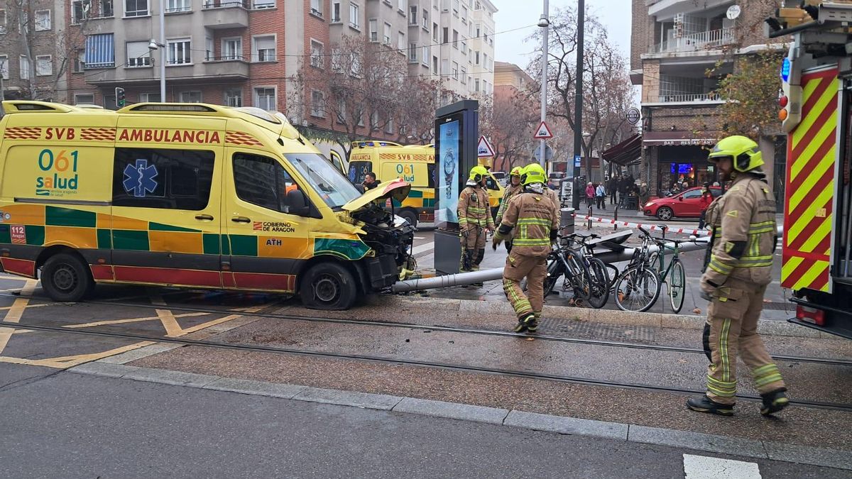 Imagen del estado en que ha quedado la ambulancia tras la colisión en Zaragoza.