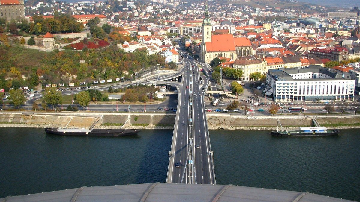 El Castillo de Bratislava y la Catedral desde The UFO.