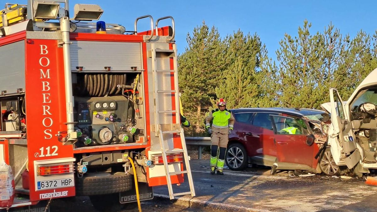 Los Bomberos de León en el siniestro de tráfico de la carretera de Boñar.
