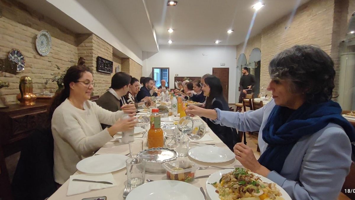 Bárbara Ruiz Bejarano, en primer plano, en la mesa del 'iftar' islámico de la Casa de la Concha