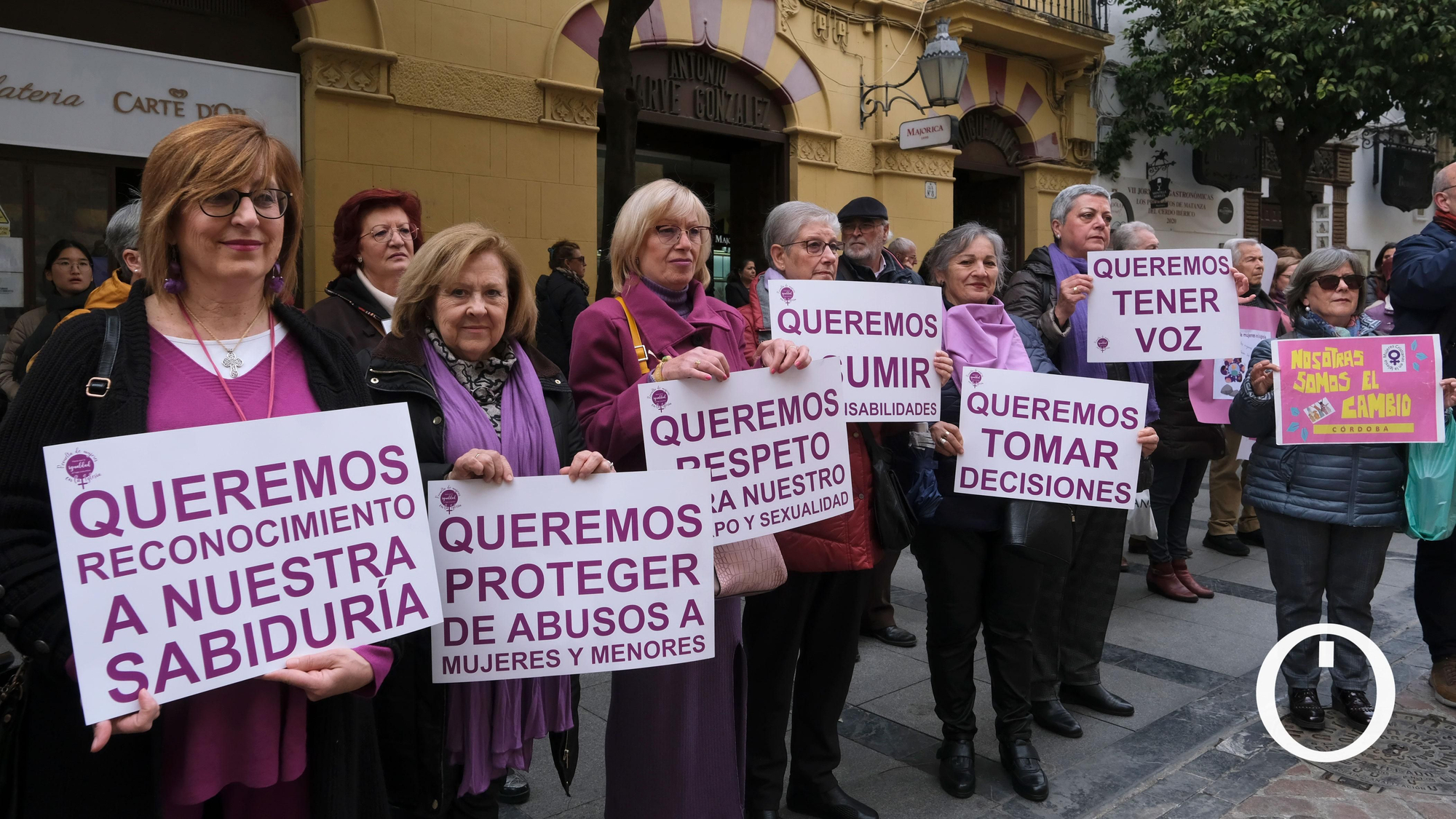 Concentración Revuelta de Mujeres en la Iglesia
