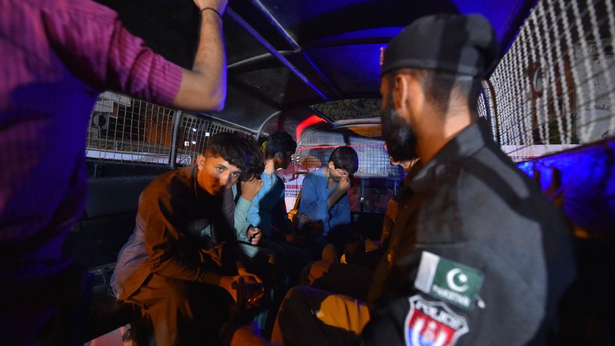 Refugiados afganos duermen al raso tras abandonar Pakistán por la amenaza de deportaciones