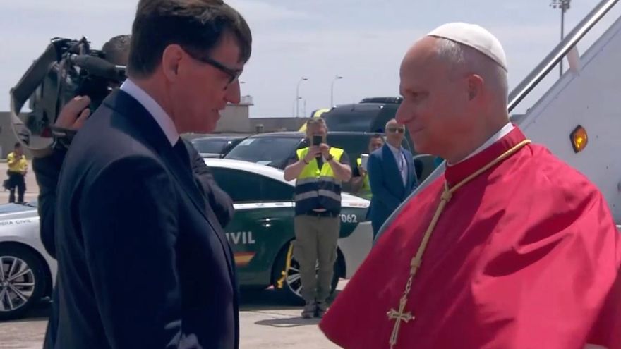 El president de la Generalitat, Salvador Illa, recibe al papa León XIV a su llegada a Barcelona