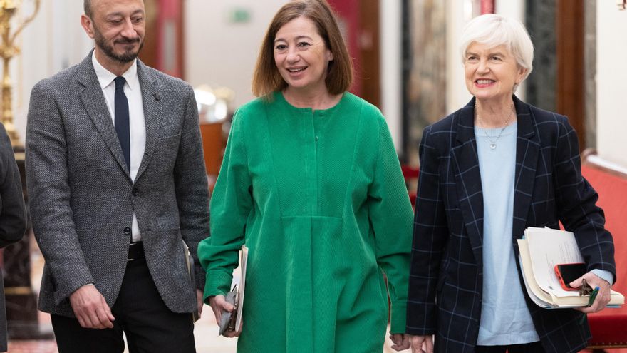 (I-D) El vicepresidente primero de la Mesa del Congreso, Alfonso Rodríguez Gómez de Celis; la presidenta del Congreso, Francina Armengol y la secretaria segunda de la Mesa del Congreso, Isaura Leal.