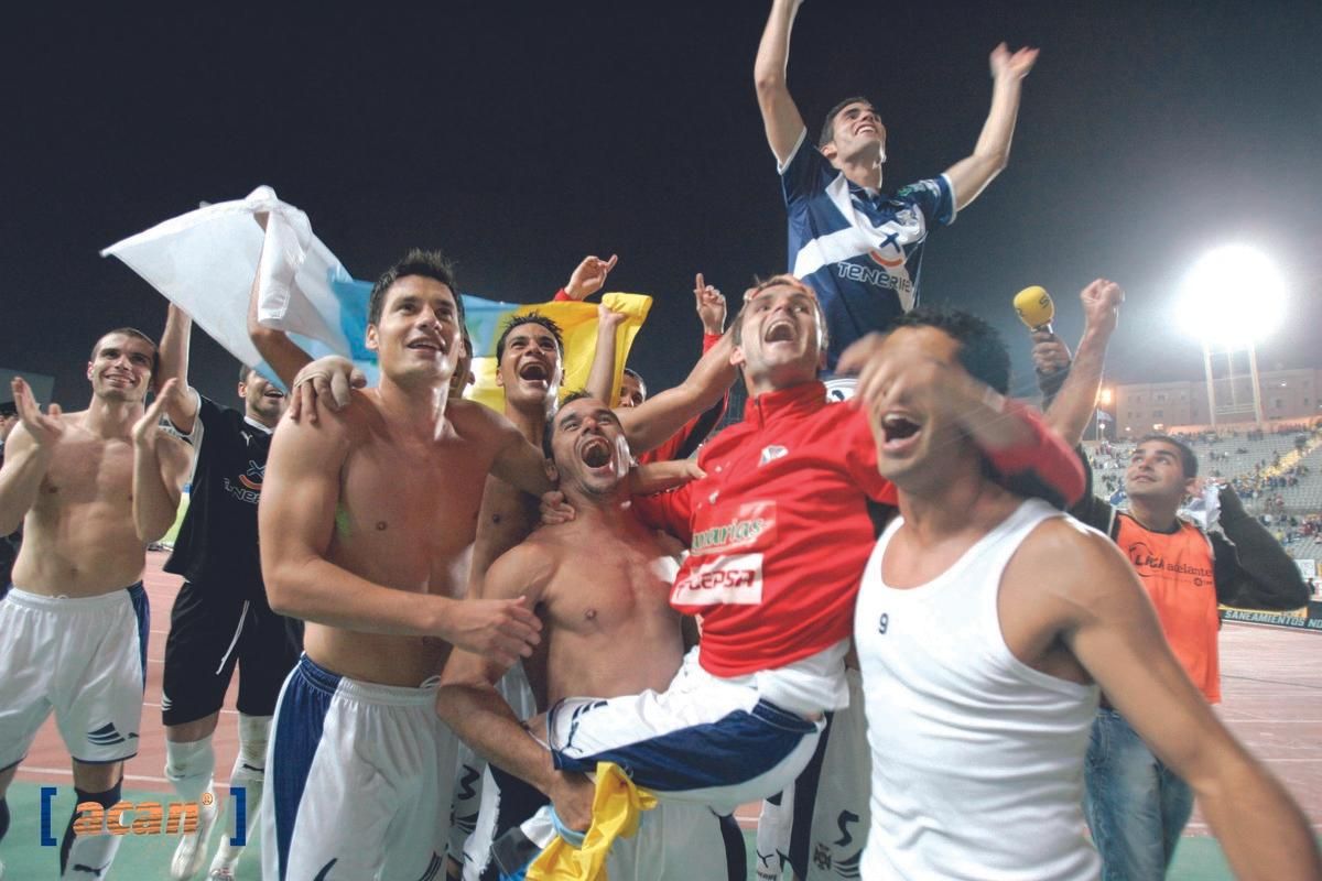 Alfaro, subido en los hombros de Manolo Martínez, agradece a los aficionados tinerfeños su apoyo en el UD Las Palmas-CD Tenerife de la temporada 08-09