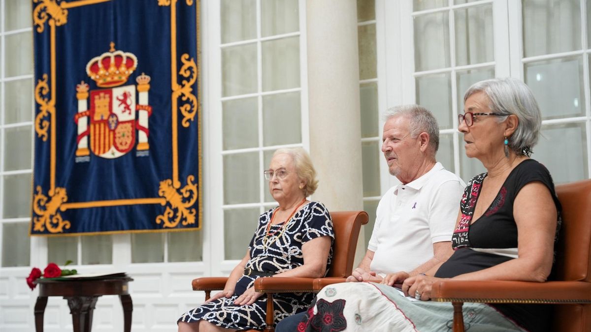 Ana María León, Concha León y Fernando Sarmiento, nietos de los tres homenajeados.