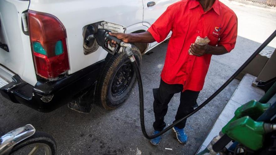 Un trabajador pone gasolina en un vehículo este jueves en una gasolinera de Puerto Príncipe (Haití). El agua potable escasea desde que se desataron las virulentas protestas contra del presidente, Jovenel Moise, el pasado 16 de septiembre, ya que los repartidores, si consiguen diésel para sus camiones, no logran cruzar las barricadas que, casi a diario, congestionan las principales vías de las grandes ciudades.