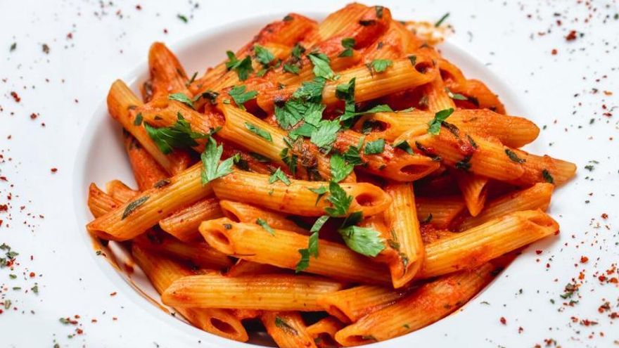 Macarrones ‘a la navarra’, la receta típica con carne que versiona la boloñesa de forma rápida y sabrosa