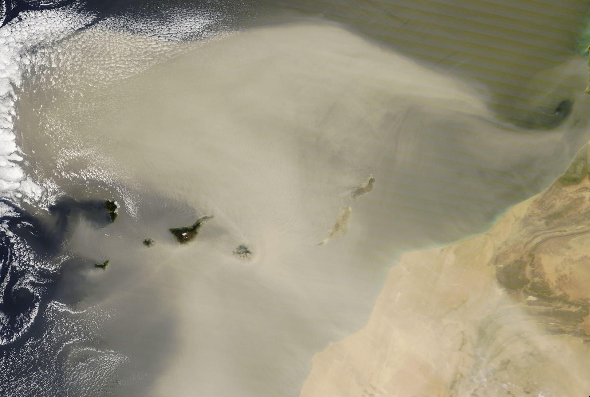 En la imagen del satélite Terra Modis de la Nasa de este martes se observa el desplazamiento de la arena del desierto del Sáhara sobre las islas Canarias.