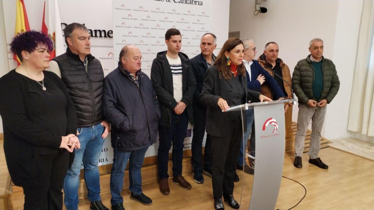 La diputada regionalista Paula Fernández, acompañada de alcaldes, concejales y presidentes de juntas vecinales regionalistas.