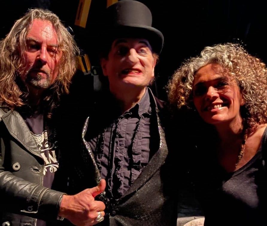 Carlos Catana, Javier Gurruchaga y Margarita Galván tras es concierto.