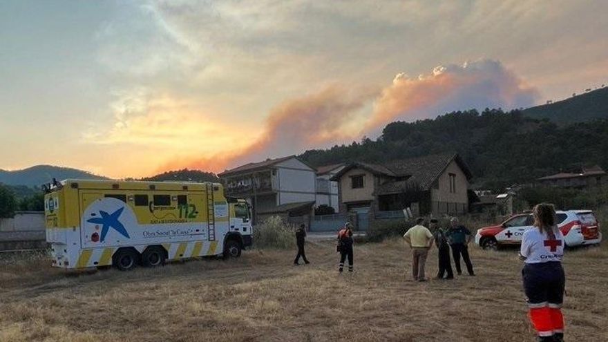 Efectivos de Extremadura, Castilla y León y el Gobierno luchan contra las llamas sin control del incendio en Las Hurdes