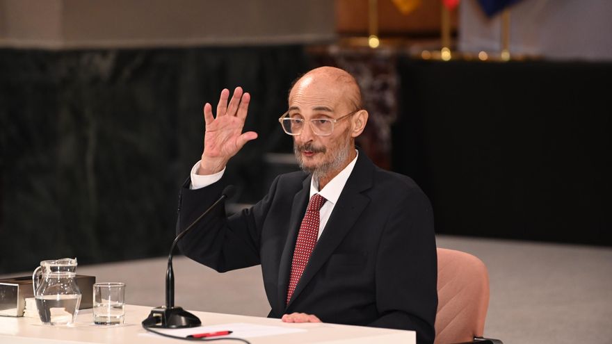 Archivo - El expresidente de Aragón Javier Lambán durante el acto de entrega del retrato de Javier Lambán, en la sala de la Corona del Edificio Pignatelli, a 10 de julio de 2025, en Zaragoza