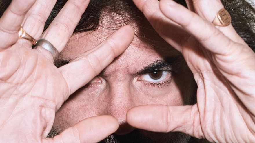 Joe Crepúsculo: "Imagino canciones que digan cosas extrañas y perversas para que las cante mucha gente"