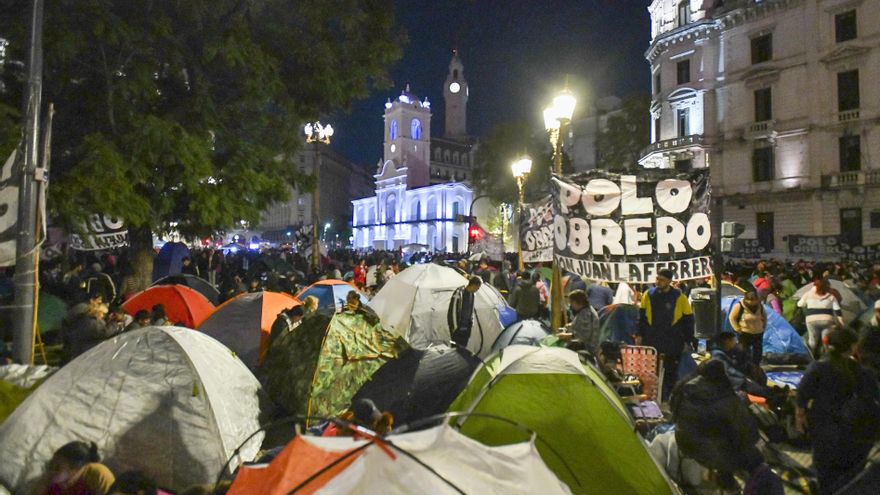 Unidad Piquetera acampa en Plaza de Mayo "contra el ajuste, el hambre y el FMI"