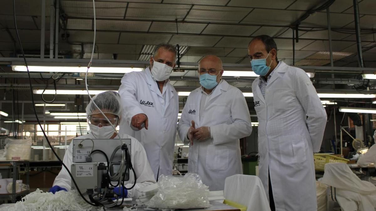 Una fábrica textil en Albacete produciendo mascarillas