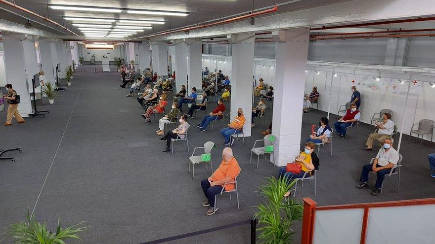 Sanidad convoca a los mayores de 60 años a vacunarse este fin de semana en Tenerife y Gran Canaria sin pedir cita previa