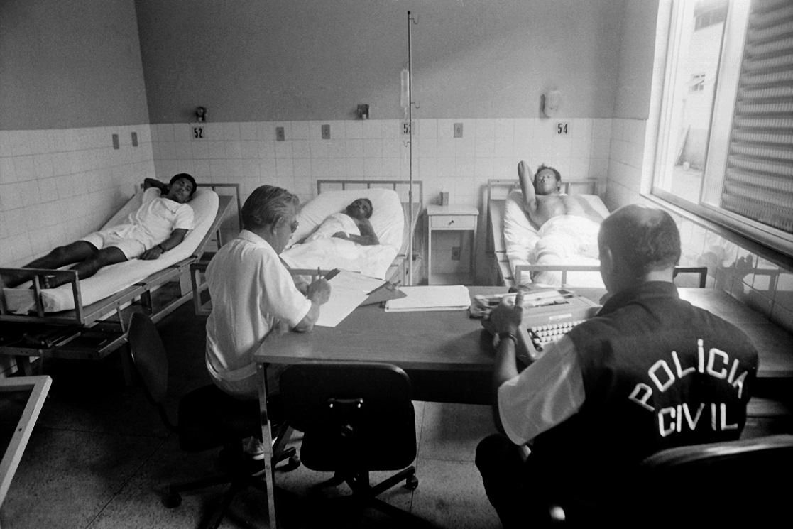 Además de los muertos, la masacre dejó un total de 69 personas heridas, muchas de las cuales todavía sufren secuelas. En la imagen, varios supervivientes se recuperan en el hospital de Marabá, mientras declaran ante la policía acerca de lo que habían vivido en la autopista el 17 de abril de 1996. Más de 20 años después, solo dos oficiales han sido declarados culpables y encarcelados en 2012 © João Roberto Ripper