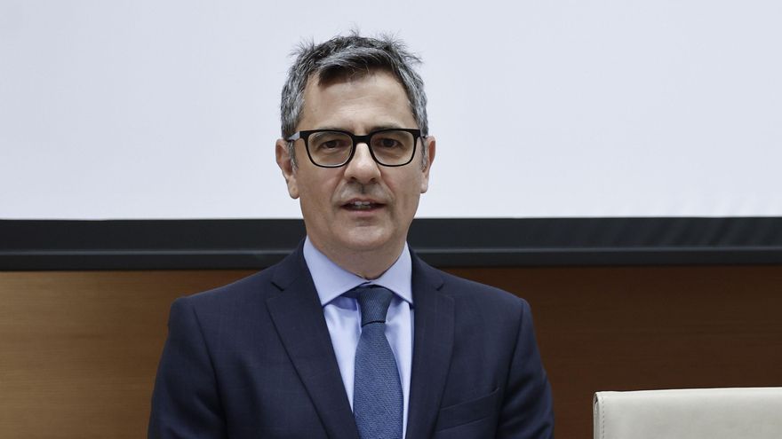 El ministro de Presidencia, Justicia y Relaciones con las Cortes, Félix Bolaños, momentos antes de su comparecencia este miércoles en la Comisión Constitucional del Congreso para abordar asuntos como las medidas para luchar contra la corrupción, las políticas de defensa de los derechos humanos, o la gestión del CIS. EFE/ Sergio Perez