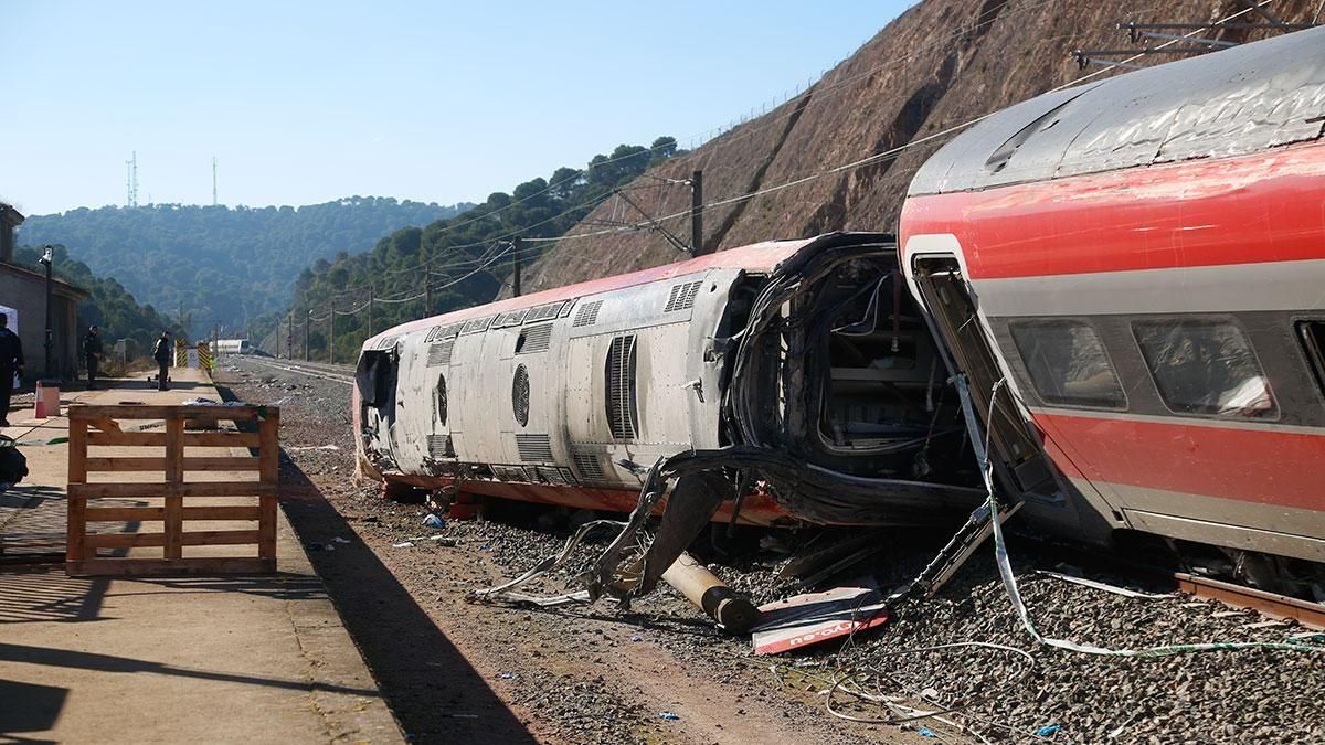 Estado en que quedó la zona trasera del tren de Iryo y, al fondo, los restos del Alvia en la vía contraria